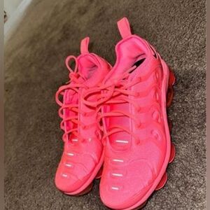 pink nike airmax
women’s 8